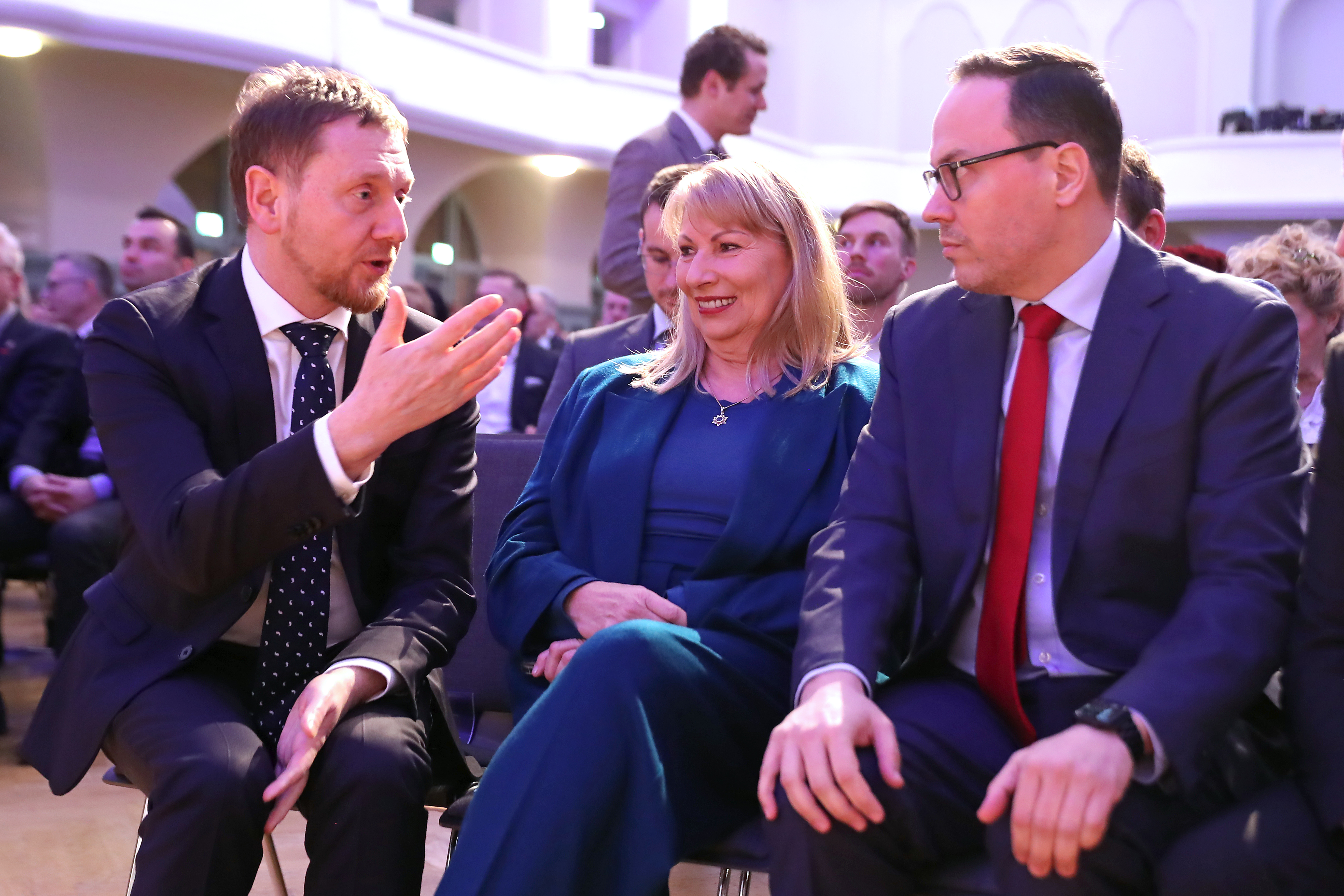 Zu sehen sind Michael Kretschmer (CDU, Sachsens Ministerpräsident), Petra Köpping (SPD, Sächsische Staatsministerin für Soziales, Gesundheit und Gesellschaftlichen Zusammenhalt), Dirk Panter (SPD, Sächsischer Staatsminister für Wirtschaft, Arbeit, Energie und Klimaschutz). Das Bild wurde aufgenommen beim Neujahrsempfang der Leipziger Wirtschaft am 13.01.2025 in der Kongresshalle Leipzig. Foto: Jan Kaefer