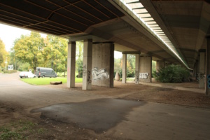 Unter der Brücke der B2 im agra-Park.