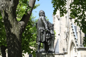 Das Denkmal für Johann Sebastian Bach auf dem Thomaskirchhof.