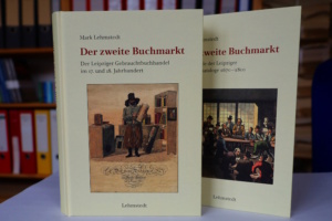 Cover der Bücher, auf einem Tisch stehend.