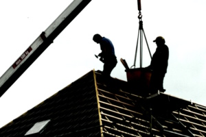 Handwerker auf dem Dach.