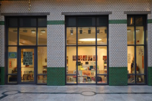 Die Schaufensterausstellung Die Andere Bibliothek im Lichthof des Hansahauses.