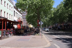 Breiter Weg, Hauptverkehrsstraße, Hausfassade und Bäume.