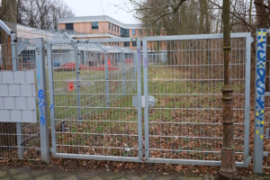 Verschlossenes Tor zum Uferstreifen am Limburger Steg.