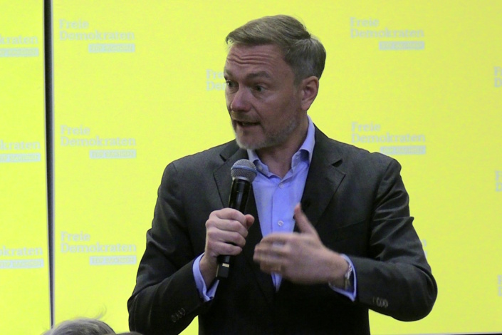 FDP-Chef Christian Lindner am 16. Januar im Westbad in Leipzig, ins Mikrofon sprechend.