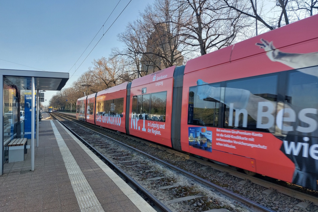 Straßenbahn der LVB am Völkerschlachtdenkmal.