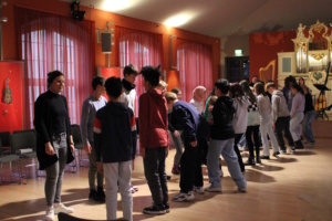 Schülerinnen und Schüler im Zimeliensaal: Musik setzt in Bewegung.