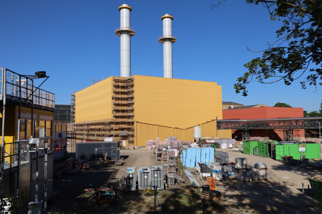 Gleich neben dem Heizkraftwerk Süd soll die neue Schwimmhalle Süd entstehen, hier das Kraftwerk und blauer Himmel.