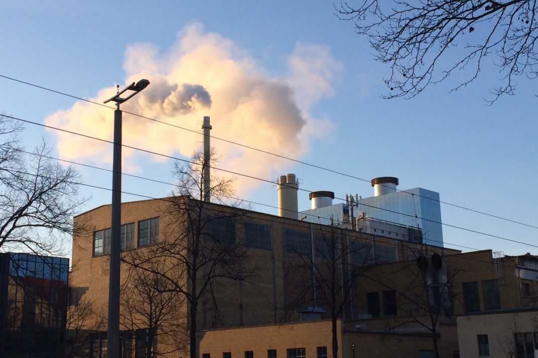 Das Kraftwerk der SWL in der Eutritzscher Straße, rauchende Schlote vor blauem Himmel.