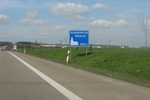 Hinweisschild Autobahnkirche Wilsdruff (Inkowik, CC BY-SA 3.0, https://commons.wikimedia.org/w/index.php?curid=19175856)