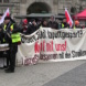 Demo der Gewerkschaft in der Innenstadt, Menschen stehen mit Transparent.