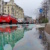 Grüner Radweg unter Wasser am Martin-Luther-Ring, passierende PKW.